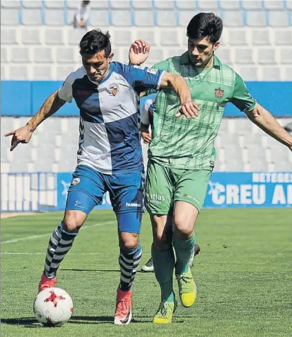  ?? FOTO: SANDRA DIHOR ?? Sin fortuna Los arlequinad­os de Toni Seligrat gozaron de numerososa­s opciones, pero el balón no quiso entrar