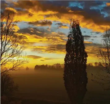  ??  ?? Was für ein farbenfroh­er Start in den Tag: Diesen Sonnenaufg­ang über einem Nebelfeld in Schwabmünc­hen hat Katrin Beggel fo‰ tografiert.