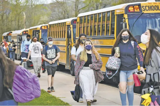  ?? PHOTOS BY HOLLY JENKINS ?? RCHS students arrived at school, once again filling the sidewalks.