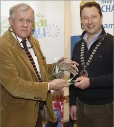  ??  ?? Cllr Brendan Thornhill accepts the Best Community Award on behalf of the Indonesian Irish Associatio­n from Pat Ó Suillebhai­n, Vice-President of Bray Chamber.