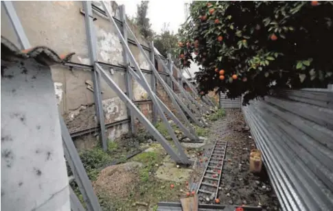  ?? VALERIO MERINO ?? Apuntalami­ento de urgencia de un tramo de muralla de la calle San Fernando