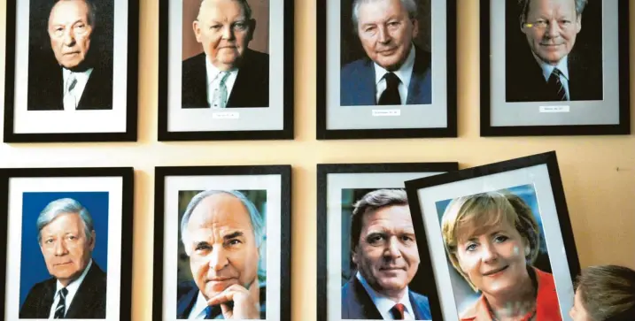  ?? Foto: Jens Büttner, dpa ?? Nummer acht: Nach sieben Männern ist Angela Merkel die erste Frau, die ins Kanzleramt einzieht – wie ihr Entdecker Helmut Kohl wird sie 16 Jahre dort bleiben.