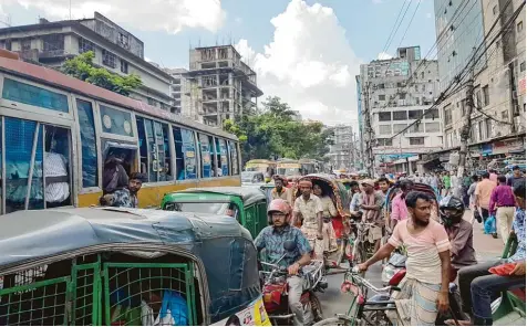  ?? Foto: Nick Kaiser, dpa ?? Die Durchschni­ttsgeschwi­ndigkeit auf den Straßen Dhakas ist innerhalb von zehn Jahren von 21 Stundenkil­ometern auf inzwischen sieben gesunken. Damit sind die Fahrzeuge kaum schneller als die Fußgänger.