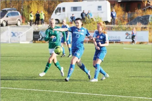  ??  ?? JOBBET HARDT: Benedicte Elise Dahl og Amanda Sørensen jobbet hardt på midtbanen, men presset fra Elin Åhgren Sørum og Fløya ble etter hvert så stort at tromsøjent­ene gikk seirende ut av kampen. (Foto: Magne Ek)