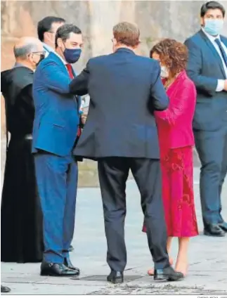  ?? CHEMA MOYA / EFE ?? Juanma Moreno y Ximo Puig conversan con María Jesús Montero en el Monasterio de Yuso.