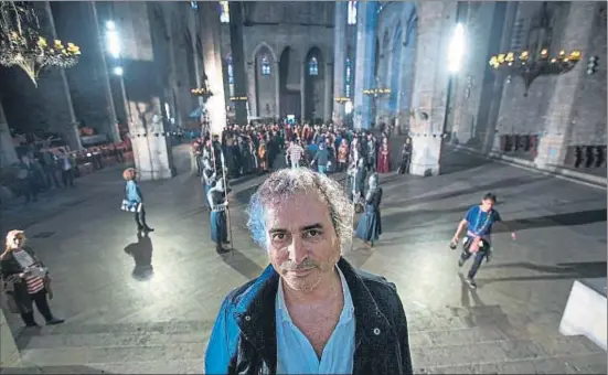  ?? PEDRO MADUEÑO ?? Ildefonso Falcones, dimarts passat, a l’interior de Santa Maria del Mar, durant el rodatge de la sèrie espanyola més cara de la història