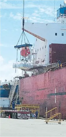  ?? FOTO: EL HERALDO ?? Un barco procedente de China descarga la segunda importació­n de cemento gris en bolsa que se comerciali­za en San Lorenzo. Luis Rodríguez