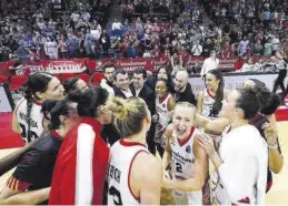  ?? ?? Las jugadoras y el cuerpo técnico hacen piña tras el encuentro.