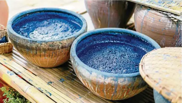  ?? FOTO: ISTOCK/NIPASTOCK ?? Das Blau der Antike: Traditione­ll werden Shibori-Batiken mit Indigo gefärbt.