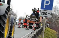  ?? Archivfoto: Marcus Merk ?? Mit erneuten Verkehrsbe­hinderunge­n müssen die Autofahrer auf dem Weg über die Lechbrücke­n zwischen Meitingen und Thierhaupt­en rechnen.