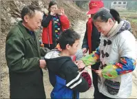  ?? Above left: Jia shows ?? Jia Juntingxia­n, a former para athlete, now teaches at a special education school in Pingxiang, Jiangxi province. the style and determinat­ion that made her a champion. Jia visits a village to offer help to a visually impaired child.
