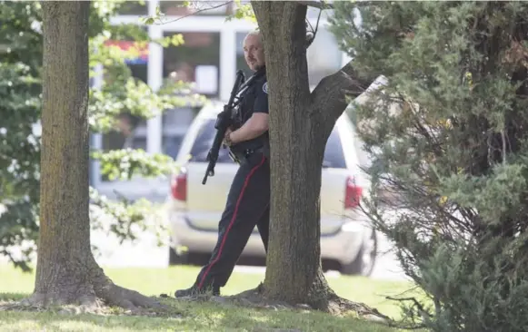  ?? BERNARD WEIL PHOTOS/TORONTO STAR ?? A man who identified himself as Michael Storms told Star reporters and Sgt. Sean Thrush that police were “creeping around” outside a massage parlour where he was holding a hostage.