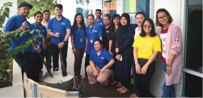  ??  ?? OUM staff and students working together to cook ‘bubur lambuk’.