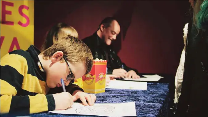  ?? FOTO: KRISTIAN HOLE ?? Thomas Farestveit (t.v.) skrev autografer for harde livet under «Operasjon Mørkemann»-premieren. I bakgrunnen Emma Kilane og Eldar Vågan.