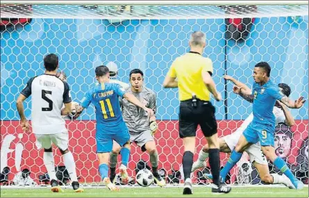  ?? ALEX LIVESEY / GETTY ?? Countinho marcó el gol que deshacía el empate con Costa Rica en posición de delantero centro