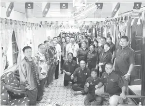  ?? ?? KEPENGINGA­T: Chieng (tengah) begulai enggau penyereta Program RSK di Rumah Monica Jugah, Nanga Salim di Sibu, apin lama.