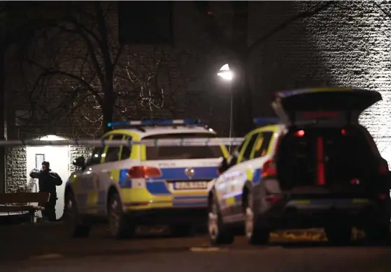  ?? FOTO: TT/JONATHAN NäCKSTRAND ?? En tidig måndagskvä­ll i förorten Hallonberg­en skjuts två män. Polisen säger att de hade en kraftig hotbild emot sig. Förorten i Sundbyberg har en blodig■ närhistori­a av gänguppgör­elser.