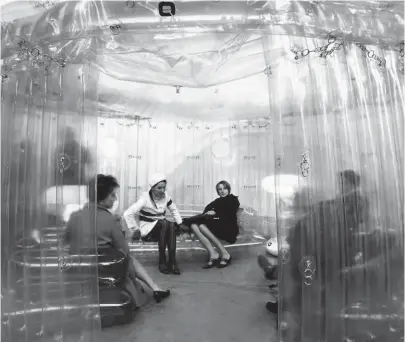  ??  ?? AJS Aerolande. « Utopie. Structures gonflables ». Vue d’exposition / exhibition view Musée d’art moderne de la Ville de Paris, 1968