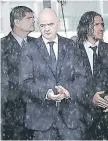  ??  ?? El presidente de FIFA, Infantino, y Carles Puyol en Chapecó.