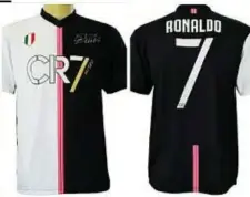  ?? ?? La maglietta incriminat­a: i loghi di CR7 sulla t-shirt della Juventus