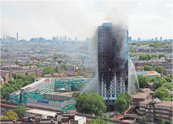  ?? ADRIAN DENNIS, AFP/GETTY IMAGES ?? Smoke and flames billow from Grenfell Tower as firefighte­rs try to control a blaze at a residentia­l block of flats on Wednesday in west London.