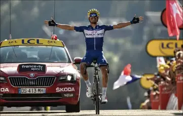  ?? (Photos AFP) ?? Julian Alaphilipp­e a signé hier la première victoire française sur le Tour .