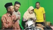  ?? ARISKI PRASETYO/JAWA POS ?? BERDUKA: Keluarga mendoakan almarhum Hasyim kemarin.