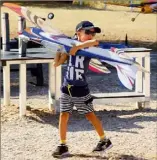  ?? (Photos C. S.) ?? À sept ans seulement, l’Aixois Timéo Roux pilote son avion avec talent.