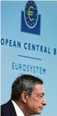  ?? Foto: Daniel Roland, afp ?? EZB Präsident Mario Draghi auf dem langen Weg zu ein wenig mehr Zins Nor malität.