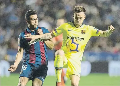  ?? FOTO: PERE PUNTÍ ?? Rakitic ocupó ante el Levante la demarcació­n de interior derecho y también la de central