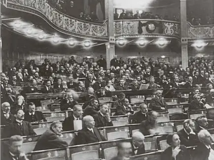  ?? Fotos: Getty Images ?? Bänke der Abgeordnet­en im Nationalth­eater in Weimar – Februar 1919.