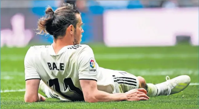 ??  ?? Gareth Bale, tumbado en el césped del Bernabéu tras haber realizado una jugada en el Madrid-Eibar que se jugó el pasado 6 de abril en el coliseo de La Castellana.