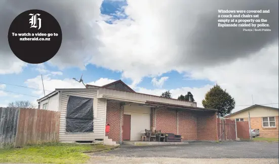  ?? Photos / Brett Phibbs ?? Windows were covered and a couch and chairs sat empty at a property on the Esplanade raided by police.