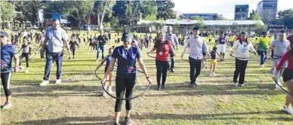  ?? CAECENT NO-OT MAGSUMBOL ?? Chairman Richard “Dickie” Bachmann and other officials of the Philippine Sports Commission during the launching of Cebu City’s Guinness World Record attempt for the largest hula hoop workout at the Labangon Elementary School.