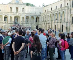  ??  ?? In alto un’immagine della spiaggia di San Domino, alle isole Tremiti; qui a destra gruppi di turisti a Lecce