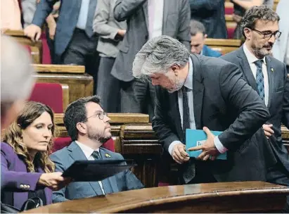  ?? Da id Zorrakino / EP ?? Pere Aragonès conversant amb Albert Batet ahir al Parlament