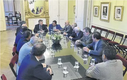  ?? PRESIDENCI­A ?? Enojo. Macri y Triaca, ayer, en la reunión con Cavalieri, Caló, Schmid y otros gremialist­as.