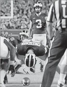  ?? MARSHKE/UNIVERSITY OF MICHIGAN ATHLETICS] [DARYL ?? Michigan punter Brad Robbins of Westervill­e South prepares to receive the ball from long-snapper Camaron Cheeseman of Gahanna.