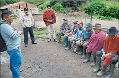  ?? FOTO: CORTESÍA GADP CHIMBORAZO ?? • 40 familias de ocho comunidade­s reciben capacitaci­ón sobre la manufactur­a de balanceado­s para ganado.