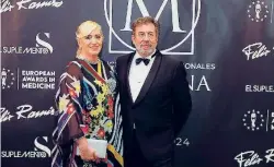  ?? ?? El Dr. Carlos Javier Egea Santaolall­a y Cristina Carro posan en el photocall a su llegada a la gala