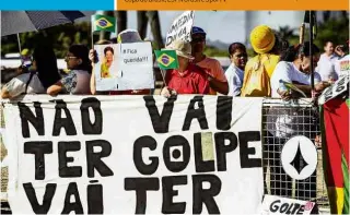  ??  ?? Grupo de manifestan­tes contra o impeachmen­t de Dilma em área próxima do Planalto