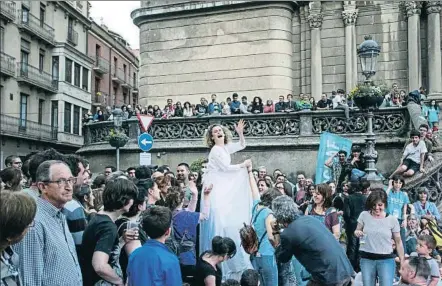  ?? MARTÍ ALBESA / SISMOGRAMA. ?? Los Muñekos van assaltar la plaça de l’església de Sant Esteve d’Olot amb una boja proposta de casament