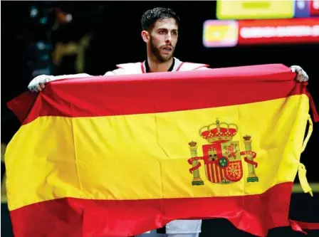  ?? EFE ?? Daniel Quesada (27), con la bandera de España tras conquistar el oro mundial en -74 kg en Guadalajar­a (México).
DANIEL QUESADA