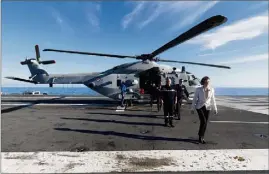  ??  ?? Après avoir inauguré l’école de maistrance à Saint-Mandrier, Florence Parly a rejoint le Charles-de-Gaulle stationné à quelques milles au sud des îles d’Hyères.