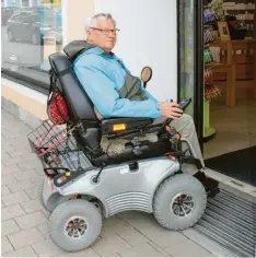  ?? Foto: Alois Kramer ?? Ein Positivbei­spiel für Barrierefr­eiheit: Willi Ehrlich kommt ohne Hinderniss­e mit seinem Rollstuhl in die Dießener Römhild-Apotheke.