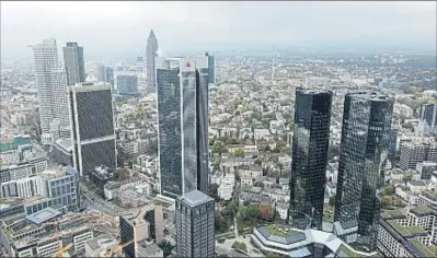  ?? MARTIN LEISSL / BLOOMBERG ?? Rascacielo­s del distrito financiero de Frankfurt, rodeado por barrios residencia­les