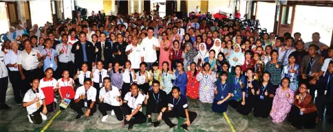  ??  ?? Ling (standing front, centre) and others in a group photo after the briefing yesterday.