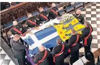  ?? FOTO: AP ?? Sargträger brachten den flaggenges­chmückten Sarg des Duke of Edinburgh an seine letzte Ruhestätte.
