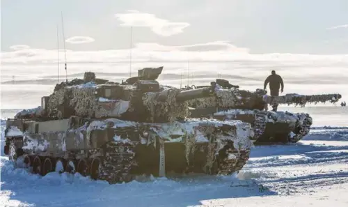  ?? FOTO: HENRIK RØYNE, / FORSVARET ?? Tvilen om stridsvogn­sanskaffel­sen stammer ikke fra Forsvaret, men fra Forsvarsde­partemente­t, som gjennom fjorårets utredning av Haeren og Heimeverne­t åpnet for å se på annen ikke-eksisteren­de, teknologi, skriver Mahmoud Farahmand. Bildet viser...