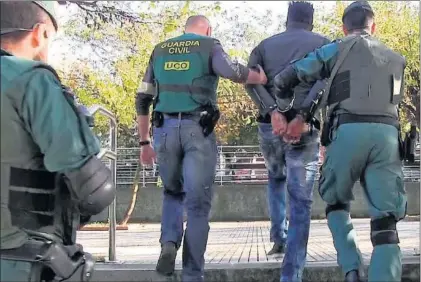  ??  ?? Agentes de la Guardia Civil detienen a uno de los implicados en la trama nigeriana.